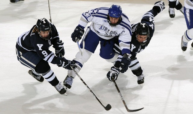 b体育app_12月11日双线激战，CBA辽京鏖战悬念迭起，英超曼联热刺对攻引爆焦点夜