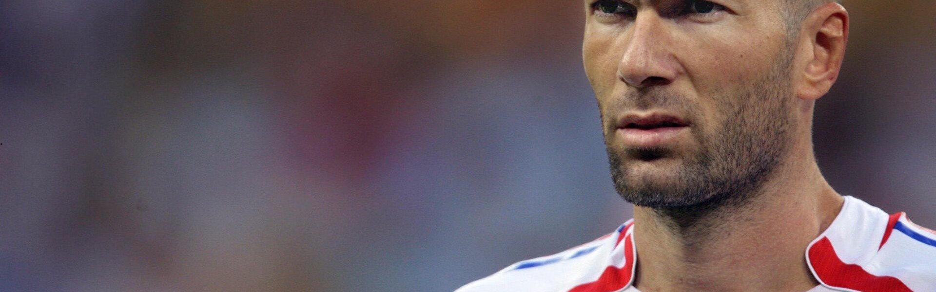 b体育_达洛特晒与C罗咖啡馆合影引热议，绿茵之外的放松时光如何塑造球队凝聚力？