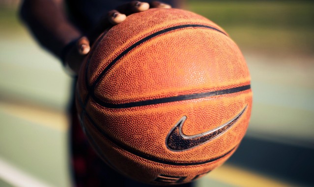 b体育官网：体育明星跨界政坛，赛场外的总统大选博弈