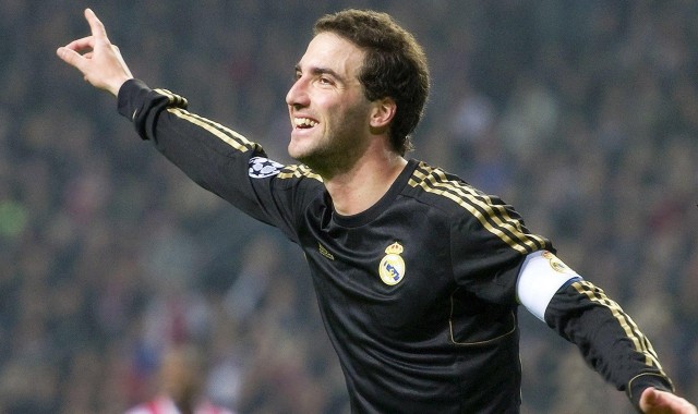 b体育app：佩德里自英伦火线回归 亮相巴塞罗那活动现场引爆球迷狂热