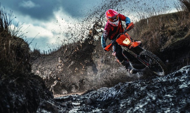 b体育|深夜造访引波澜，梅西突现诺坎普，巴萨管理层称事先不知情